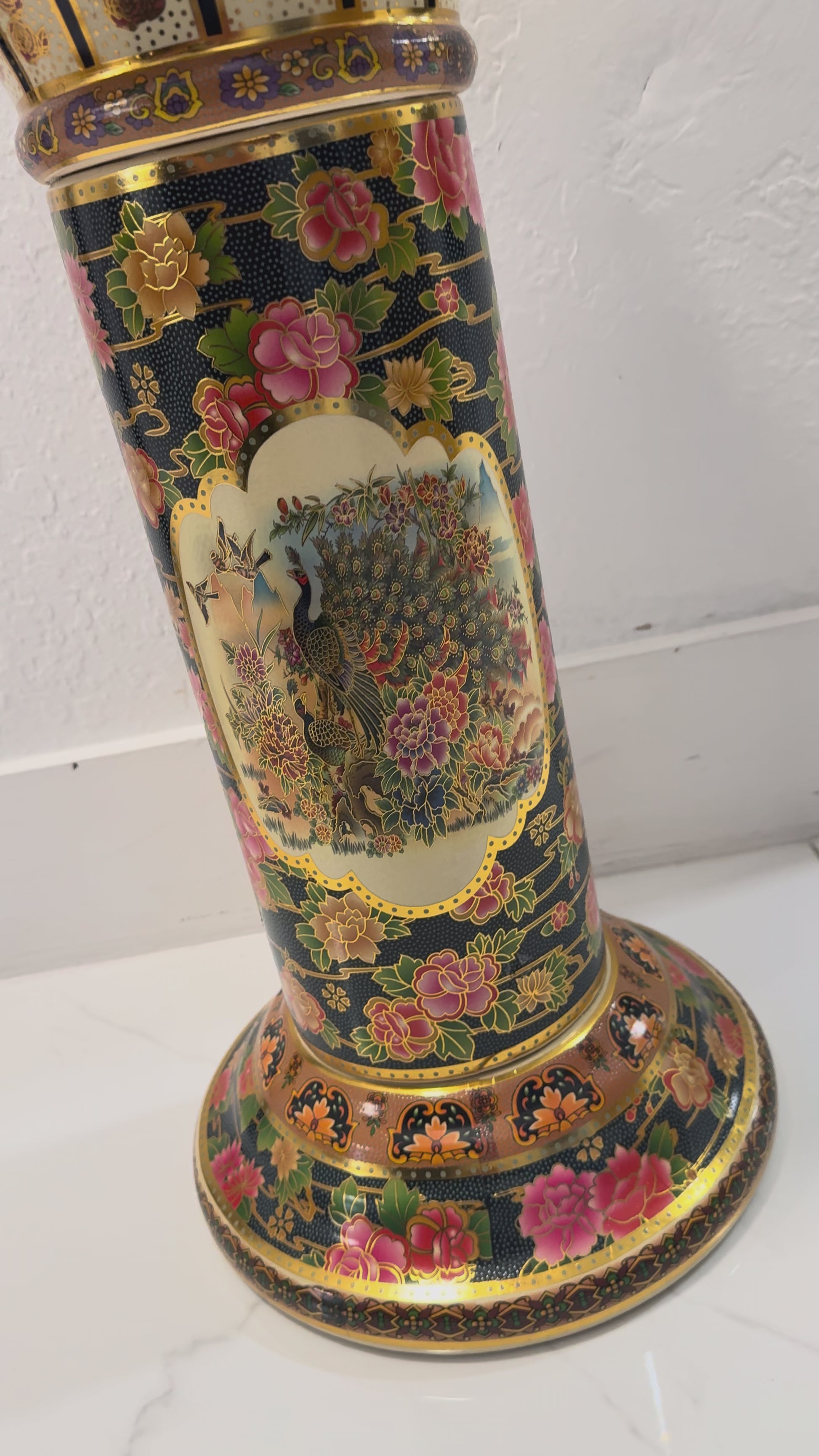 Pedestal Base De Porcelana Para Oya Oshun negro con dorado